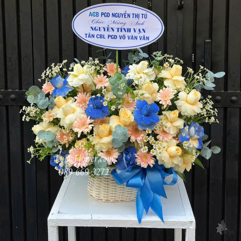 G0525389 GIỎ HOA CHÚC MỪNG Thiết kế gam màu vàng xanh dương, Hoa Hồng Vàng Victor, Hoa Hồng Xanh, Đồng Tiền Mini