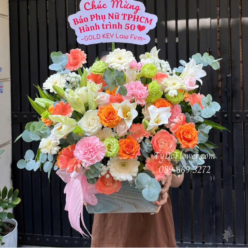 G0525393 GIỎ HOA CHÚC MỪNG Thiết kế Hoa Hồng Cam Spirit, Hoa Hồng Trắng, Hoa Lily, Đồng Tiền, Cát Tường Xanh