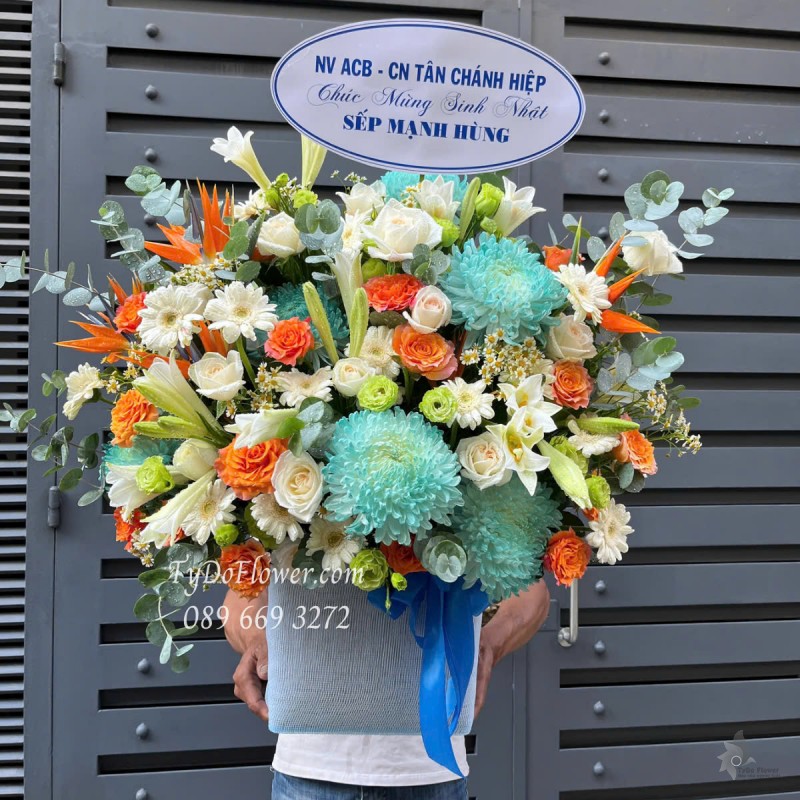 G0525395 GIỎ HOA CHÚC MỪNG SINH NHẬT Thiết kế Hoa Hồng Cam Spirit, Hoa Hồng Trắng, Hoa Lily, Đồng Tiền, Cát Tường Xanh. Cúc Xanh, Thiên Điểu