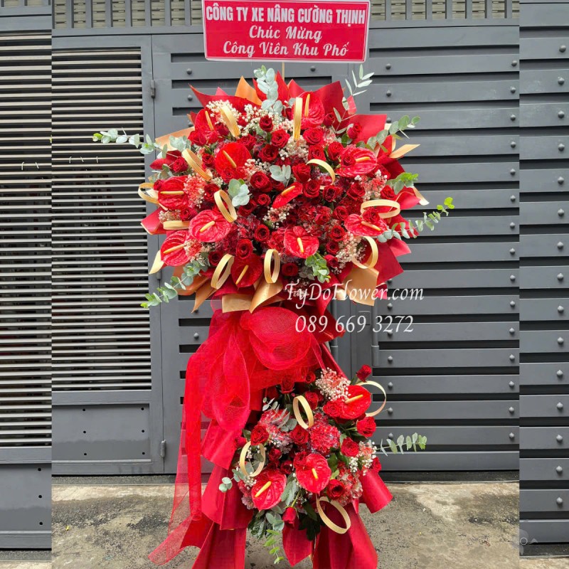 KCM0525398 KỆ HOA CHÚC MỪNG Thiết kế gam màu đỏ, Hoa Hồng, Hồng Môn