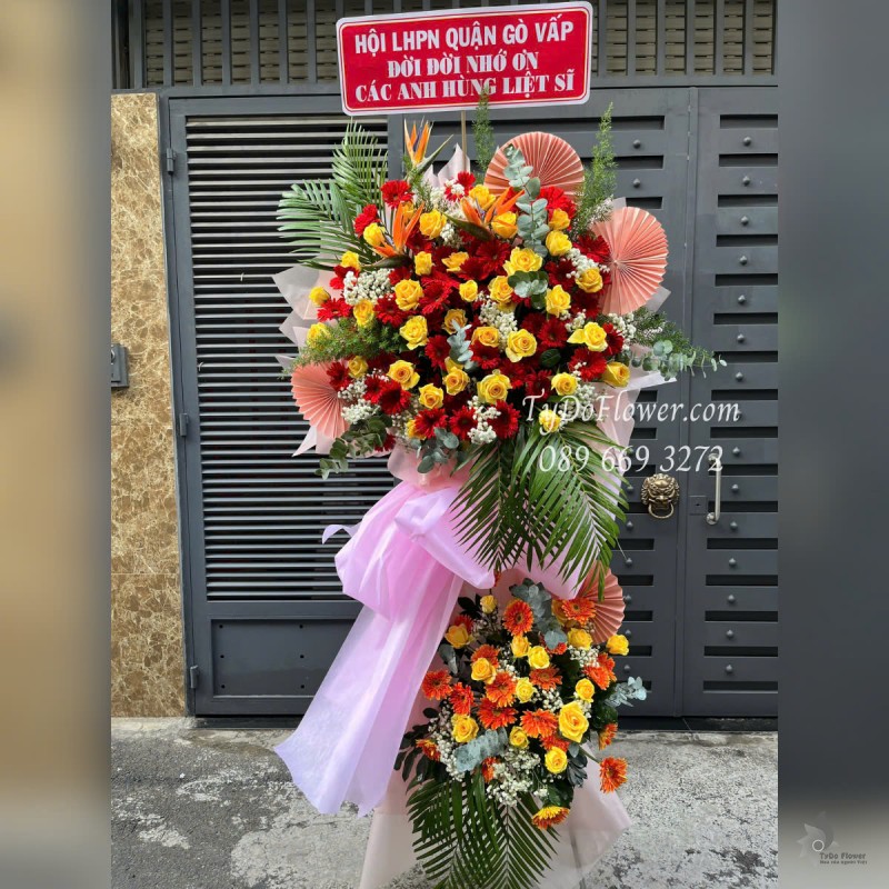 KCM0525399 KỆ HOA CHÚC MỪNG Thiết kế gam màu đỏ vàng, Hoa Hồng, Đồng Tiền