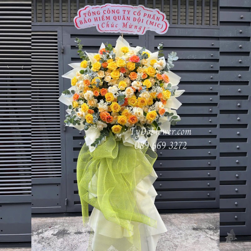 KCM0525401 KỆ HOA CHÚC MỪNG Thiết kế gam màu vàng cam, Hoa Hồng Vàng Gold, Victor, Cam Spirit