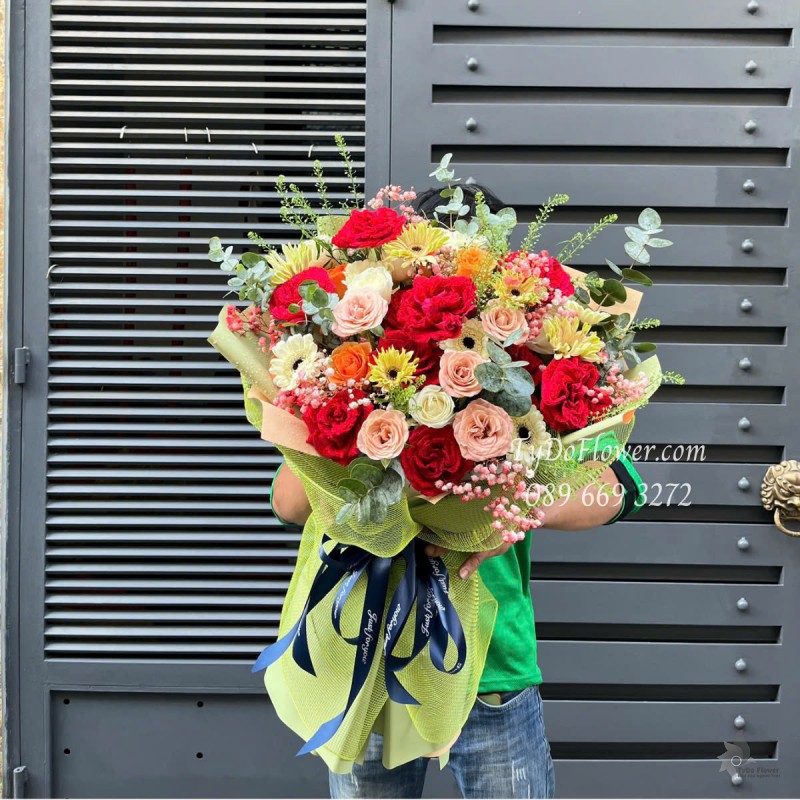 B0525403 BÓ HOA CHÚC MỪNG Thiết kế Hoa Hồng Đỏ Red Ohara Roses, Hoa Hồng Cam, Đồng Tiền Tua