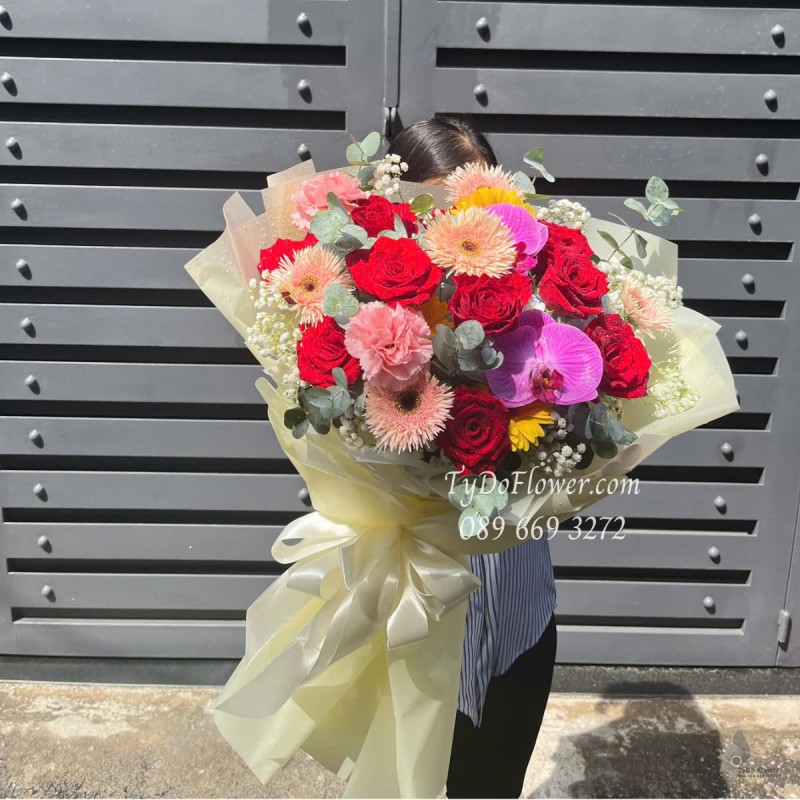 B0525407 BÓ HOA CHÚC MỪNG Thiết kế Hoa Hồng Đỏ Red Ohara, Đồng Tiền, Lan Hồ Điệp