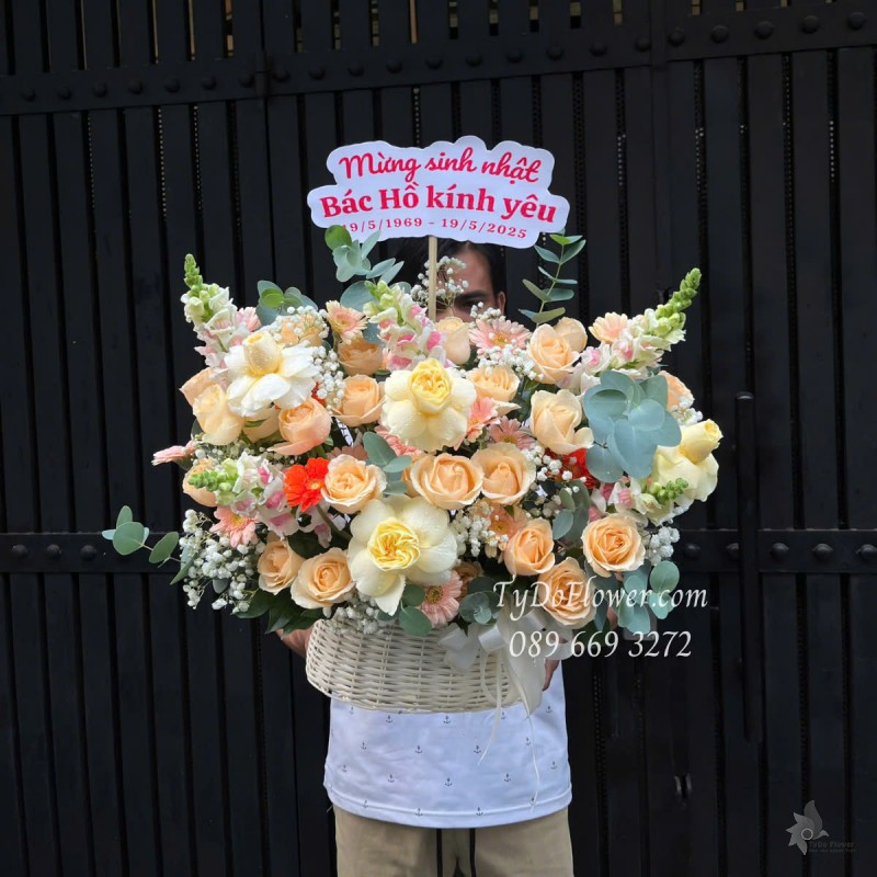 G0525418 GIỎ HOA CHÚC MỪNG SINH NHẬT Thiết kế Hoa Hồng Cam, Vàng Victor