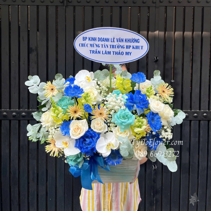 G0525423 GIỎ HOA CHÚC MỪNG Thiết kế gam màu trắng xanh dương, chủ đạo Hoa Hồng, Đồng Tiền, Lan Hồ Điệp