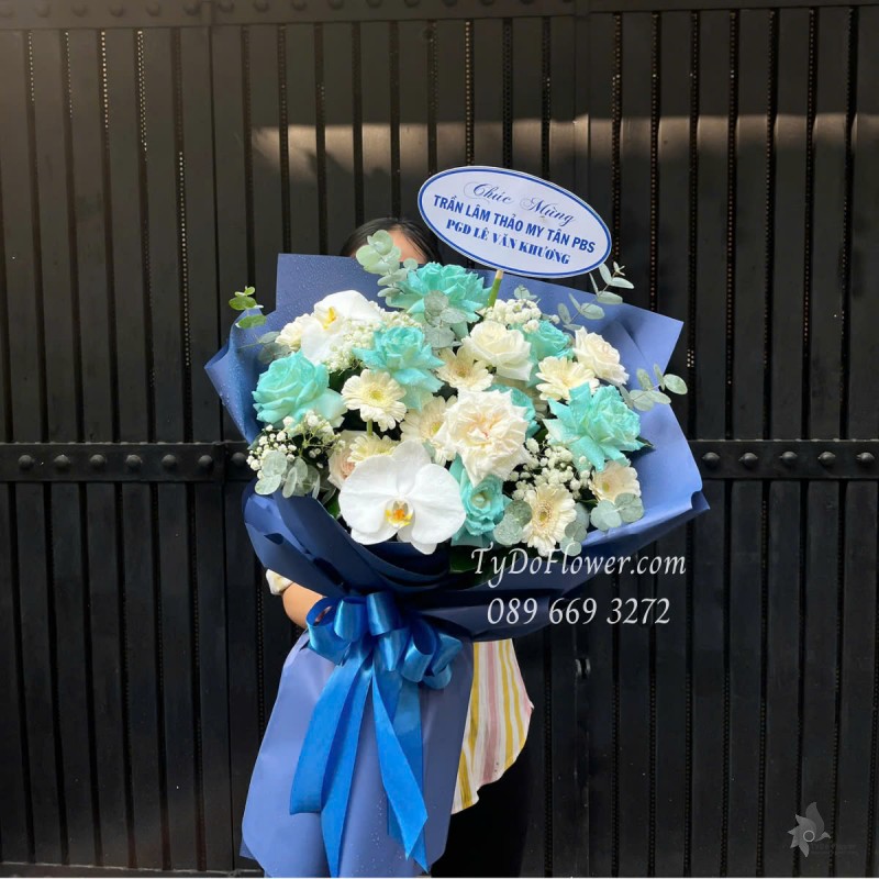 B0525425 BÓ HOA CHÚC MỪNG Thiết kế Hoa Hồng Trắng Xanh Dương