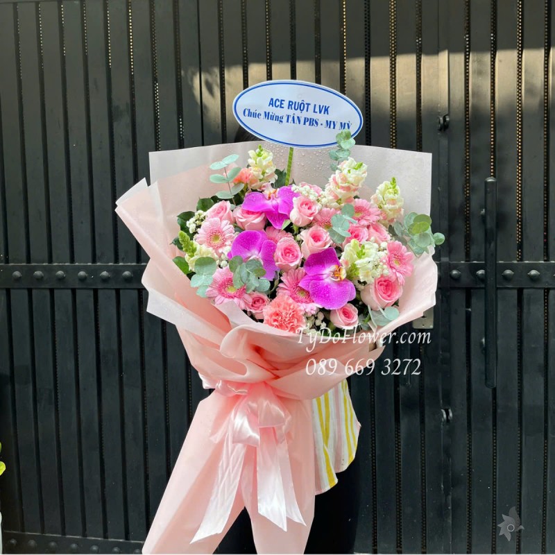 B0525426 BÓ HOA CHÚC MỪNG Thiết kế gam màu hồng tím, chủ đạo Hoa Hồng, Đồng Tiền, Lan Hồ Điệp