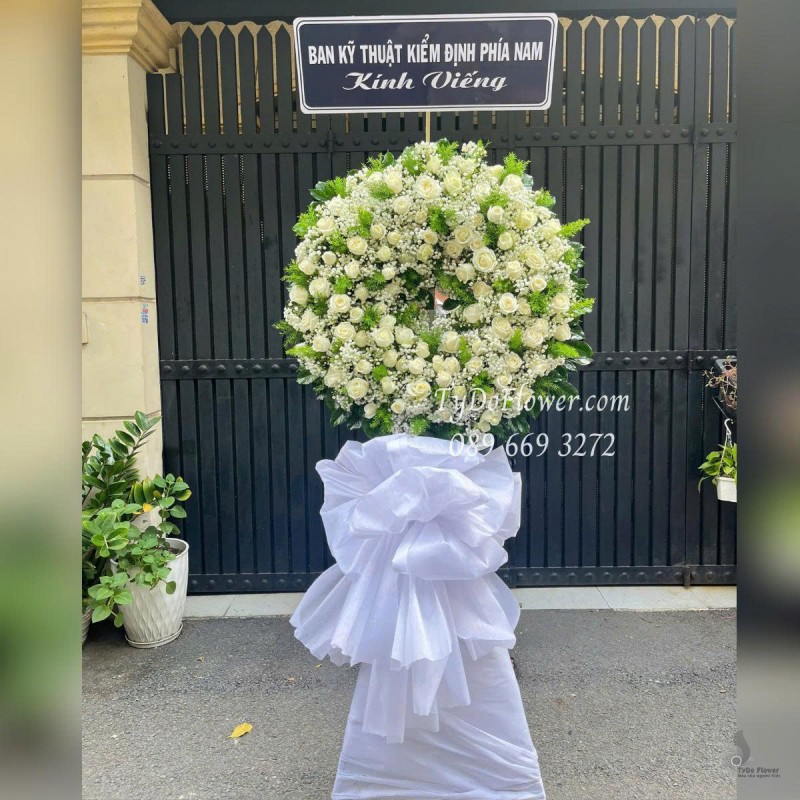 KCB0625435 KỆ HOA TANG LỄ VÒNG HOA CHIA BUỒN Kính Viếng Thiết kế vòng hoa hồng trắng