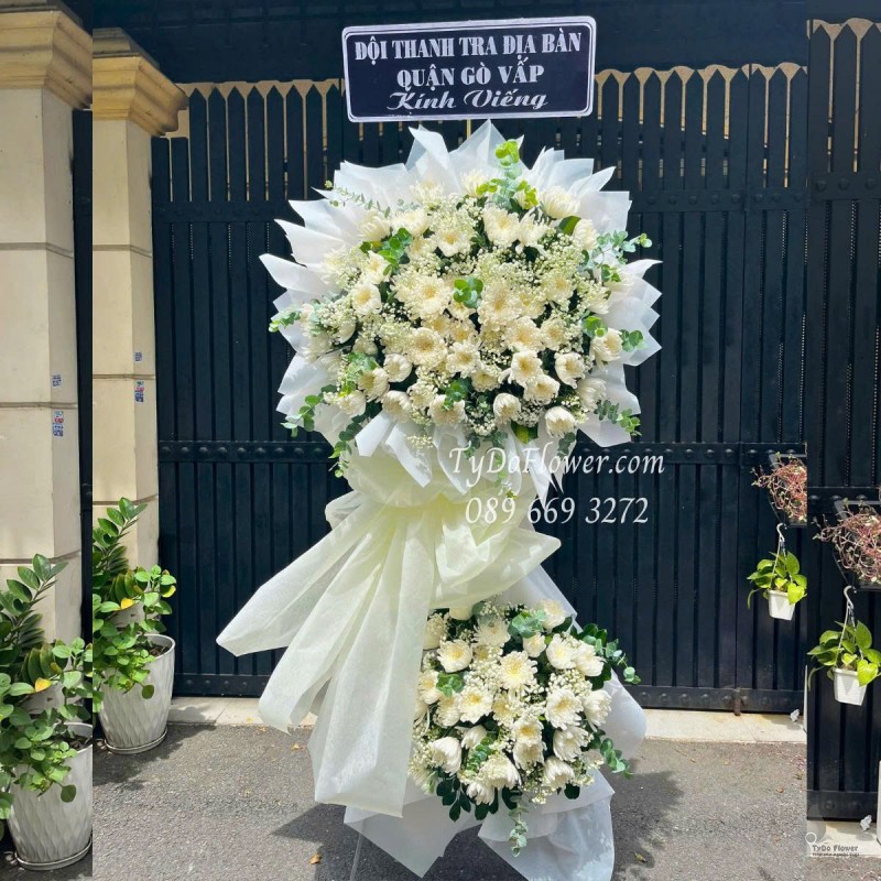 KCB0625436 KỆ HOA TANG LỄ VÒNG HOA CHIA BUỒN Kính Viếng Thiết kế 02 tầng hoa cúc trắng