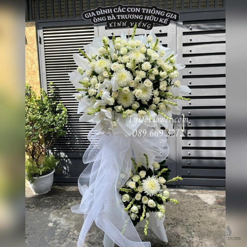 KCB0625439 KỆ HOA TANG LỄ VÒNG HOA CHIA BUỒN Kính Viếng Thiết kế 02 tầng Hoa Hồng Trắng, Hoa Cúc, Hoa Huệ, Lan Hồ Điệp