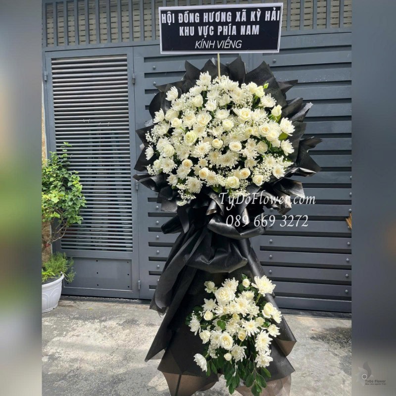 KCB0625440 KỆ HOA TANG LỄ VÒNG HOA CHIA BUỒN Kính Viếng Thiết kế hoa hồng trắng, cúc trắng