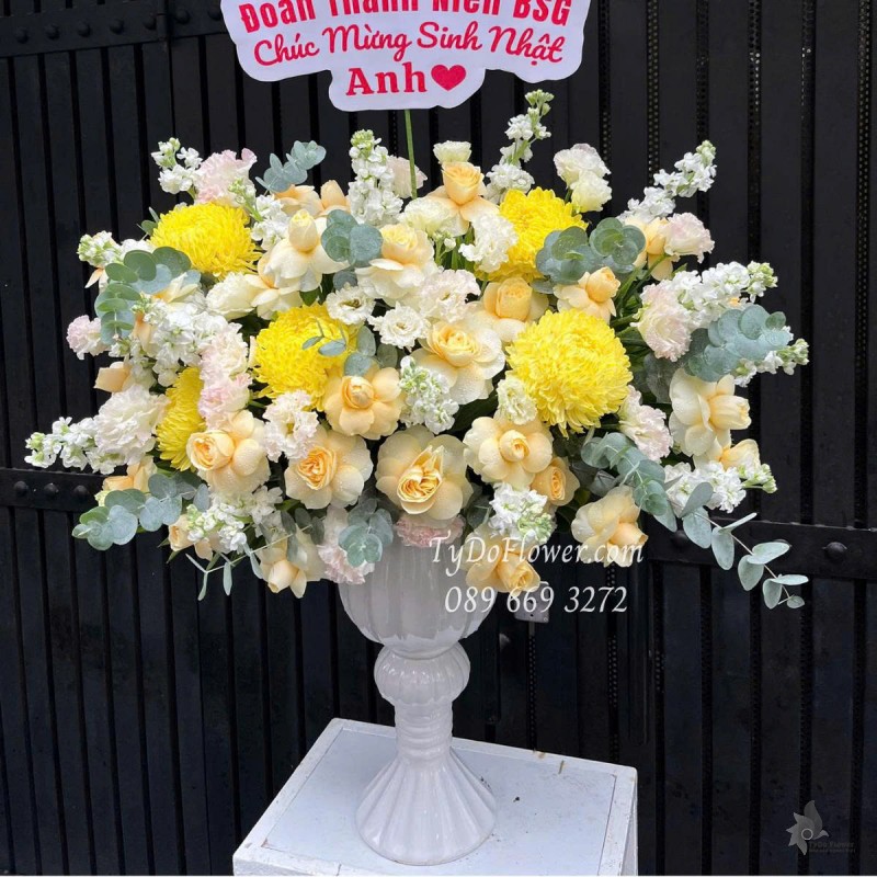 BI0625442 BÌNH HOA CHÚC MỪNG SINH NHẬT Thiết kế Hoa Hồng Vàng Victor, Cúc Mẫu Đơn Vàng, Phi Yến Trắng, Cát Tường Xoắn