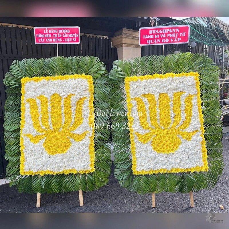 KCM0625452 MỘT CẶP KỆ HOA DÂNG HƯƠNG TƯỞNG NIỆM Thiết Kế Hình Biểu Tượng Bông Hoa Sen Vàng Phật Tử