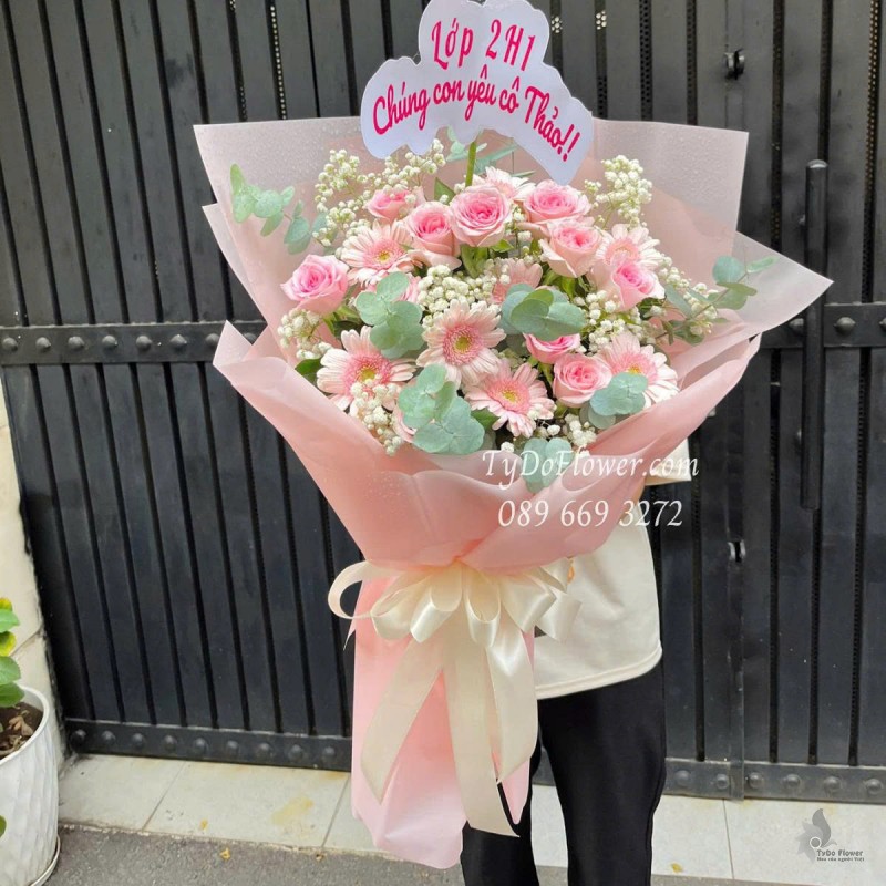 B0625454 BÓ HOA TẶNG CÔ GIÁO Thiết kế Hoa Hồng Lạc Thần, Đồng Tiền Hồng Pastel