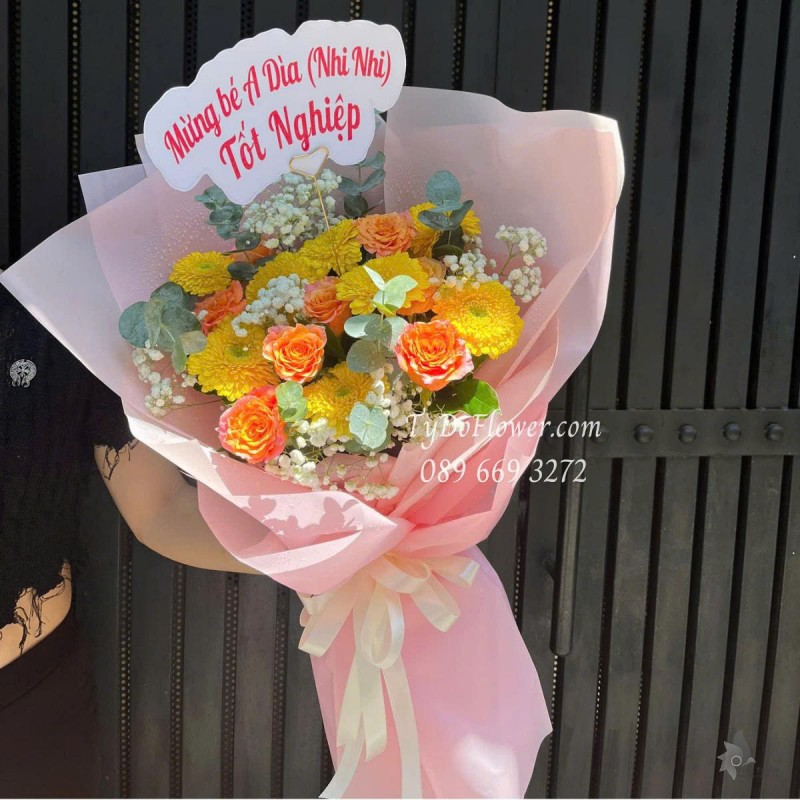 B0625456 BÓ HOA CHÚC MỪNG TỐT NGHIỆP Thiết kế gam màu vàng cam