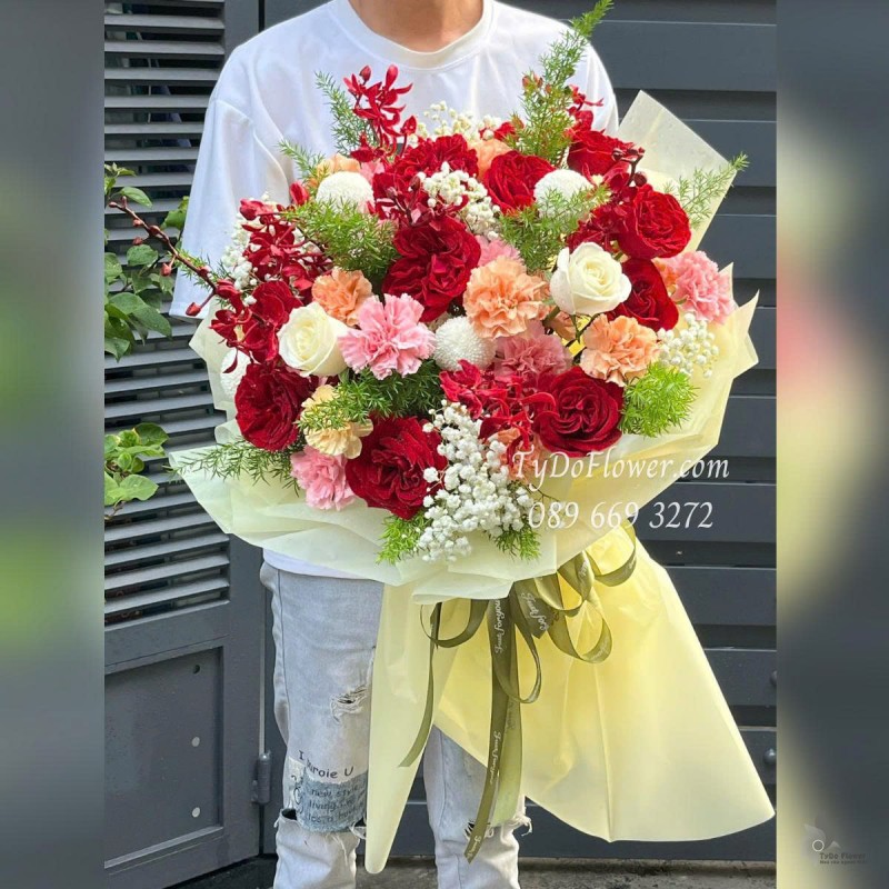 B0625457 BÓ HOA CHÚC MỪNG Thiết kế Hoa Hồng Đỏ Ohara Red Rose, Cẩm Chướng hồng cam, Lan Mokara Đỏ, Cúc Ping Pong