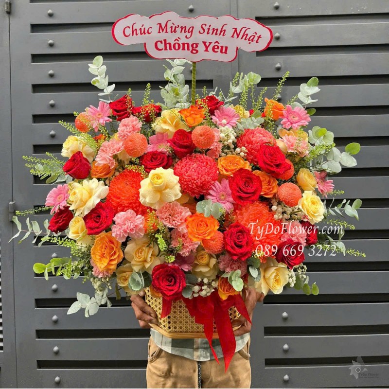 G0625461 GIỎ HOA CHÚC MỪNG SINH NHẬT CHỒNG Thiết kế gam màu đỏ vàng cam, Cúc Mẫu Đơn , Hoa Hồng, Cẩm Chướng, Đồng Tiền