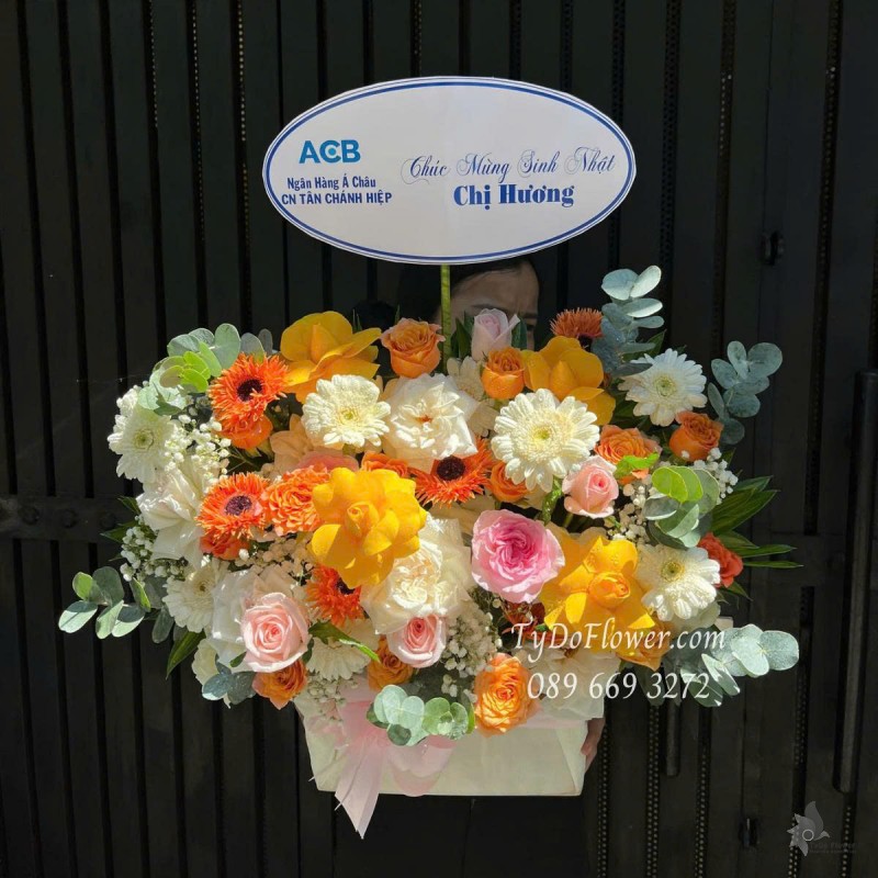 G0625464 GIỎ HOA CHÚC MỪNG SINH NHẬT Thiết kế hoa mix ngẫu nhiên theo gam màu vàng cam hồng trắng