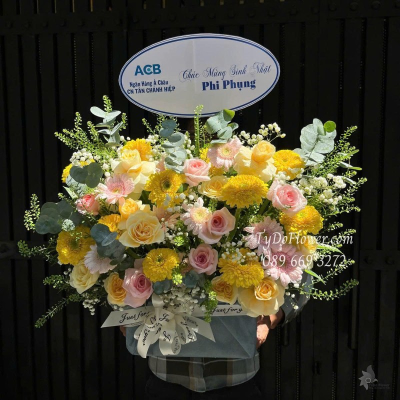 G0625465 GIỎ HOA CHÚC MỪNG SINH NHẬT Thiết kế gam màu hồng vàng