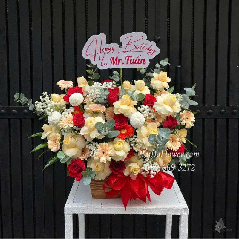 G0625467 GIỎ HOA CHÚC MỪNG SINH NHẬT Thiết kế gam màu đỏ vàng, Hoa Hồng Đỏ Ecuador, Vàng Victor, Đồng Tiền Mini