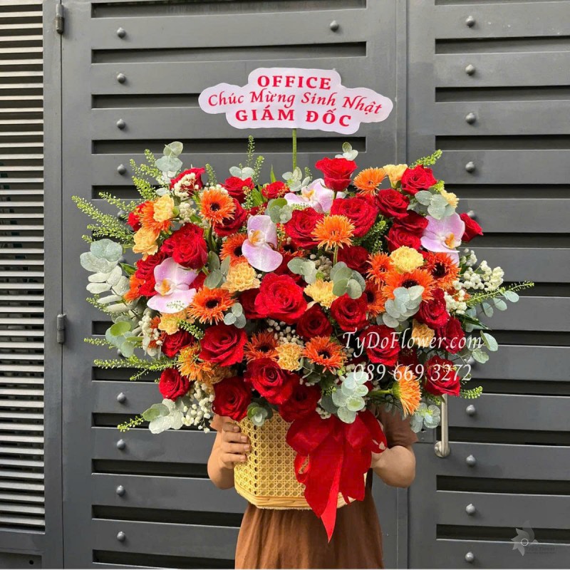 G0625469 GIỎ HOA CHÚC MỪNG SINH NHẬT GIÁM ĐỐC Thiết kế Hoa Hồng Đỏ Ecuador, Lan Hồ Điệp, Đồng Tiền Xoăn, Cẩm Chướng