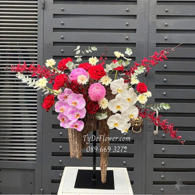 G0625473 LẴNG HOA CHÚC MỪNG Thiết kế phong cách Mộc chủ đạo Hoa Lan Hồ Điệp, Hoa Hồng Đỏ Ohara Roses, Lan Đỏ Mokara, Đồng Tiền Mini Trắng, Cúc Mẫu Đơn Hồng