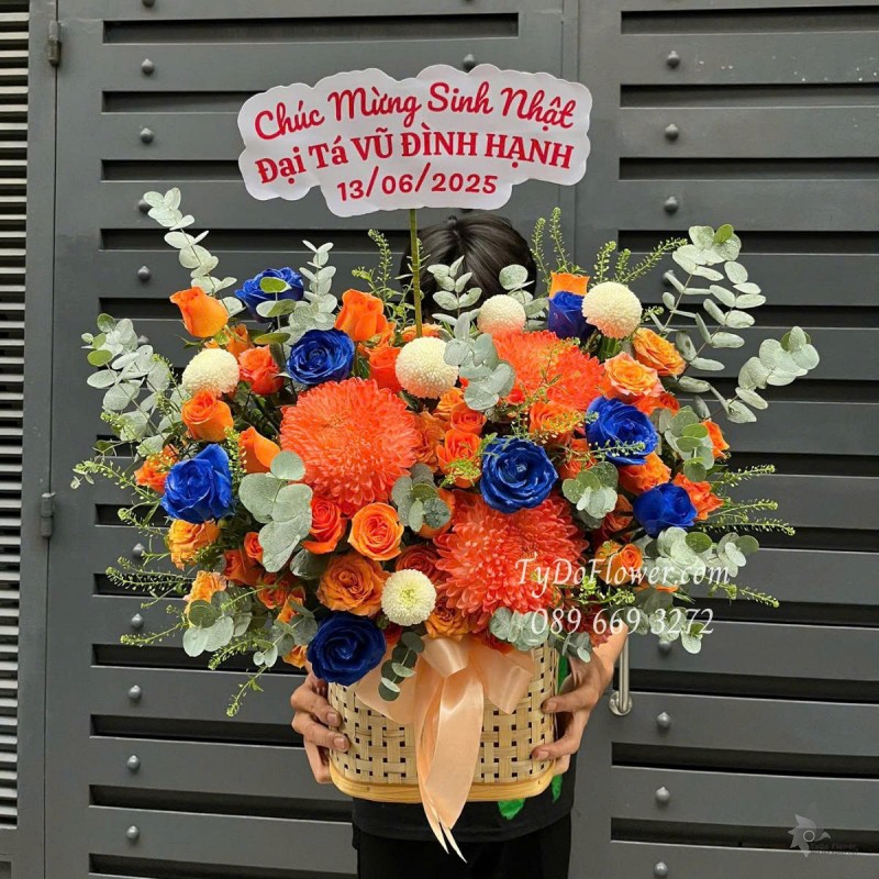 G0625474 GIỎ HOA CHÚC MỪNG SINH NHẬT Thiết kế gam màu cam xanh dương, chủ đạo Cúc Mẫu Đơn, Cúc Ping pong, Hoa Hồng Xanh Dương, Cam Spirit