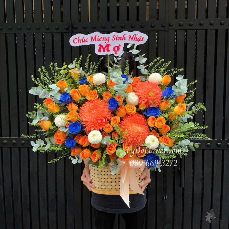 G0625476 GIỎ HOA CHÚC MỪNG SINH NHẬT Thiết kế gam màu cam xanh dương, chủ đạo Cúc Mẫu Đơn, Cúc Ping pong, Hoa Hồng Xanh Dương, Cam Spirit