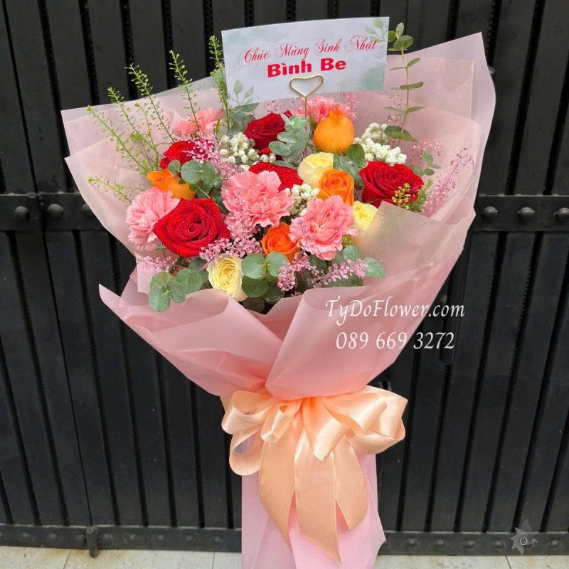 B0625479 BÓ HOA CHÚC MỪNG SINH NHẬT Thiết kế hoa ngẫu nhiên theo gam màu đỏ hồng vàng cam