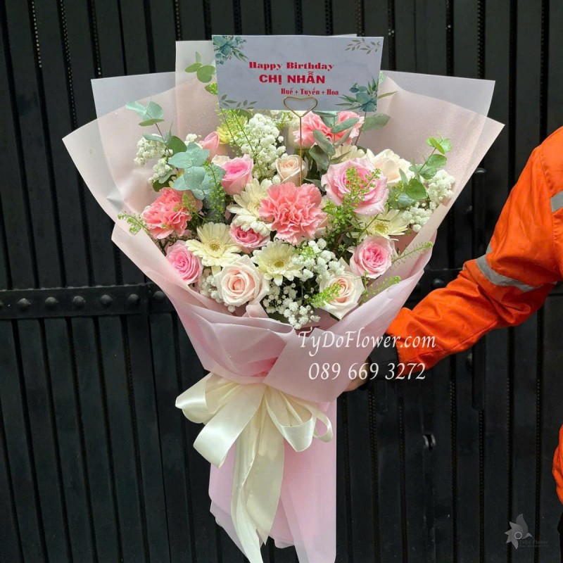 B0625480 BÓ HOA CHÚC MỪNG SINH NHẬT Thiết kế gam màu hồng trắng Pastel