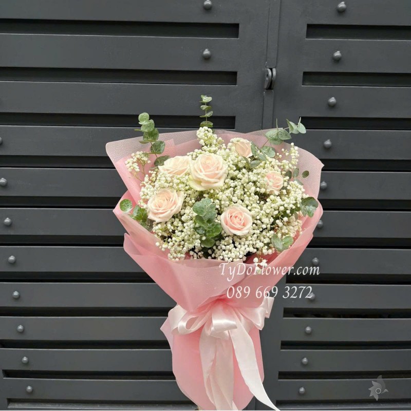 B0625481 BÓ HOA CHÚC MỪNG Thiết kế hoa hồng kem, baby trắng