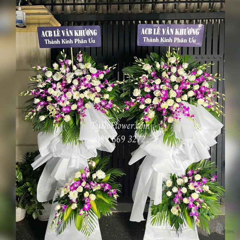 KCB0625485 MỘT CẶP KỆ HOA TANG LỄ VÒNG HOA CHIA BUỒN Thành Kính Phân Ưu thiết kế 02 tầng hoa hồng trắng, hoa lan tím