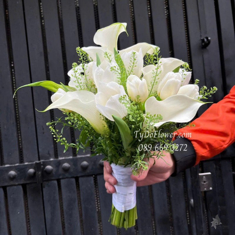 B0625486 HOA CƯỚI CẦM TAY CÔ DÂU Thiết kế Tulip Trắng, Rum Trắng Tặng kèm 02 cài áo Tulip