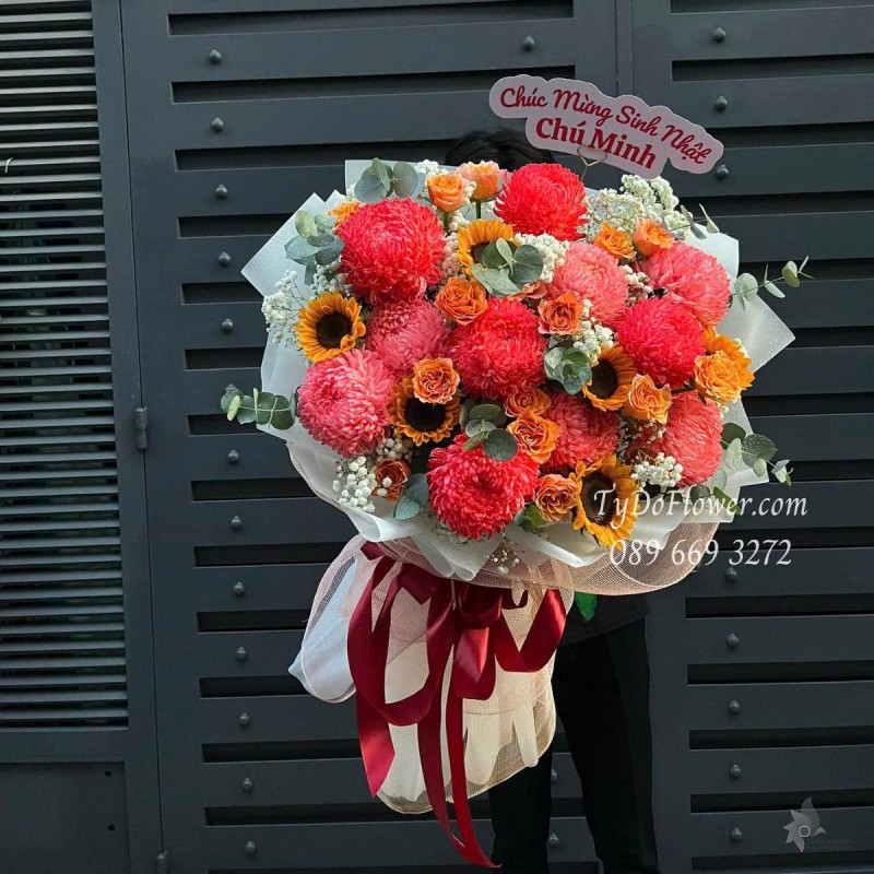 B0625488 BÓ HOA CHÚC MỪNG SINH NHẬT Thiết kế gam màu đỏ cam, chủ đạo Hoa Cúc Mẫu Đơn Đỏ, Hoa Hồng Cam Spirit Roses, Hoa Hướng Dương