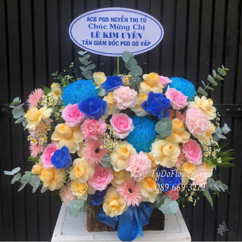 G0625493 GIỎ HOA CHÚC MỪNG KHAI TÂN GIÁM ĐỐC Thiết kế gam màu hồng vàng xanh dương, chủ đạo Hoa Hồng Ohara Pink Roses, Vàng Victor, Cúc Mẫu Đơn Xanh Dương