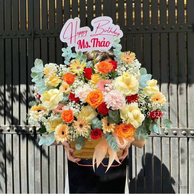 G0625494 GIỎ HOA CHÚC MỪNG SINH NHẬT Thiết kế gam màu vàng cam, chủ đạo Hoa Hồng Vàng Victor, Cam Spirit Roses