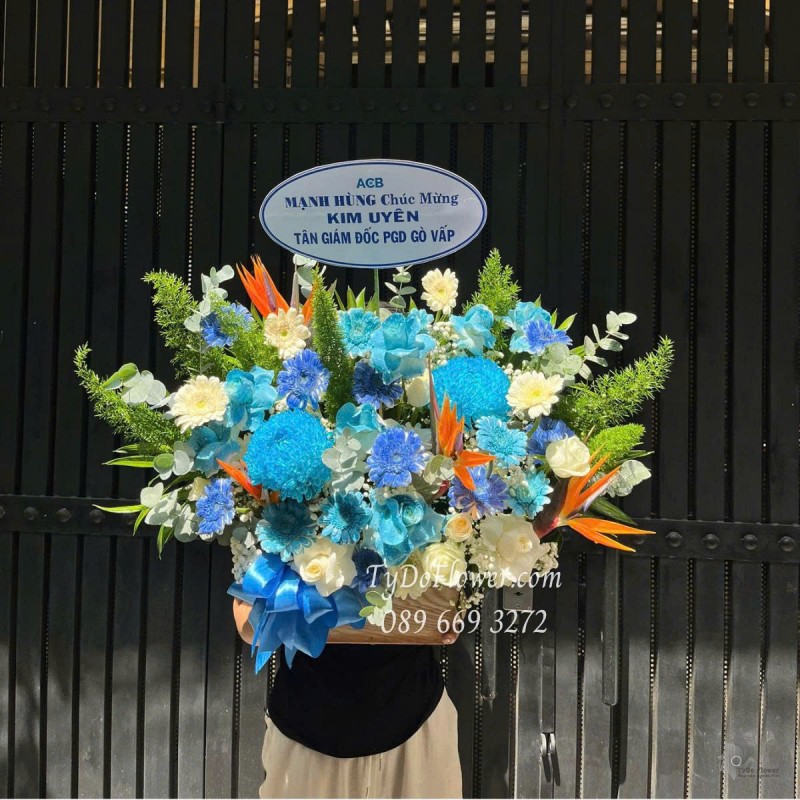 G0625495 GIỎ HOA CHÚC MỪNG KHAI TÂN GIÁM ĐỐC Thiết kế gam màu trắng xanh dương, chủ đạo Hoa Hồng, Cúc Mẫu Đơn