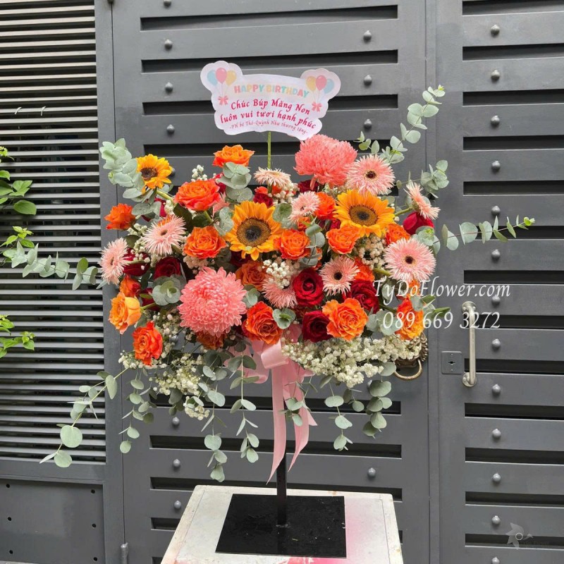 G0625497 LẴNG HOA CHÚC MỪNG SINH NHẬT BÉ Thiết kế gam màu đỏ hồng cam, chủ đạo Hoa Hồng, Cúc Mẫu Đơn, Đồng Tiền Tua