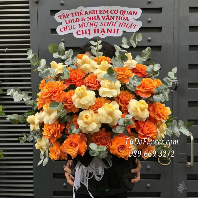 G0625501 GIỎ HOA CHÚC MỪNG SINH NHẬT Thiết kế Hoa Hồng Vàng Victor, Hoa Hồng Cam Spirit