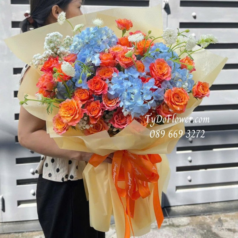 B0725165 BÓ HOA CHÚC MỪNG Thiết kế Hoa Hồng Cam Spirit, Hoa Cẩm Tú Cầu Xanh Dương
