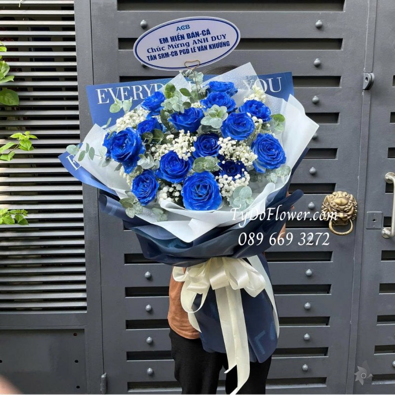 B0725166 BÓ HOA CHÚC MỪNG Thiết kế Hoa Hồng Xanh Dương