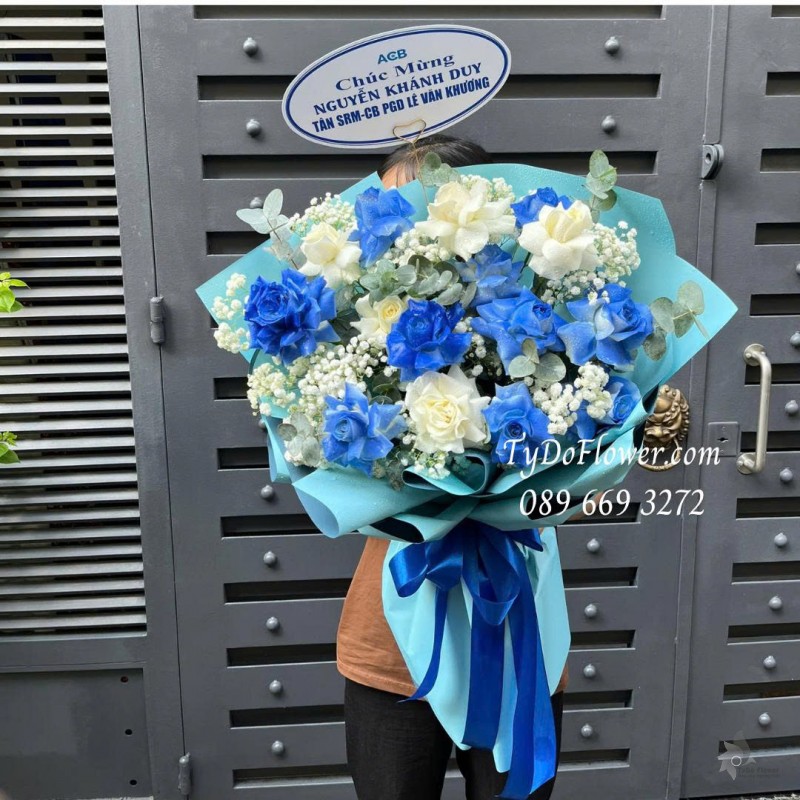 B0725168 BÓ HOA CHÚC MỪNG Thiết kế Hoa Hồng Trắng Xanh Dương