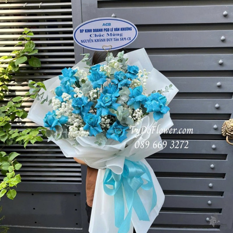 B0725169 BÓ HOA CHÚC MỪNG Thiết kế Hoa Hồng Trắng Xanh Dương