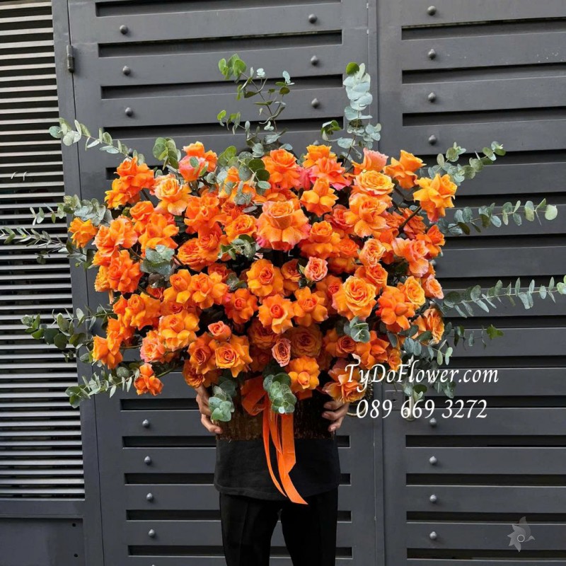 G0725535 GIỎ HOA CHÚC MỪNG Thiết kế Hoa Hồng Cam gấp cánh