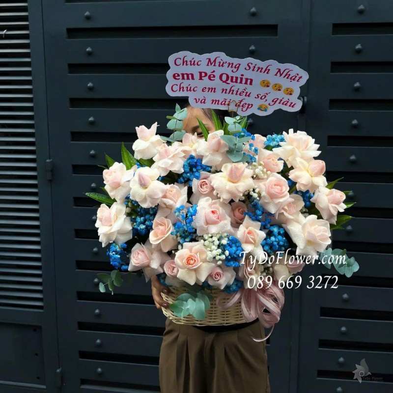 G0725537 GIỎ HOA CHÚC MỪNG SINH NHẬT Thiết kế Hoa Hồng Kem