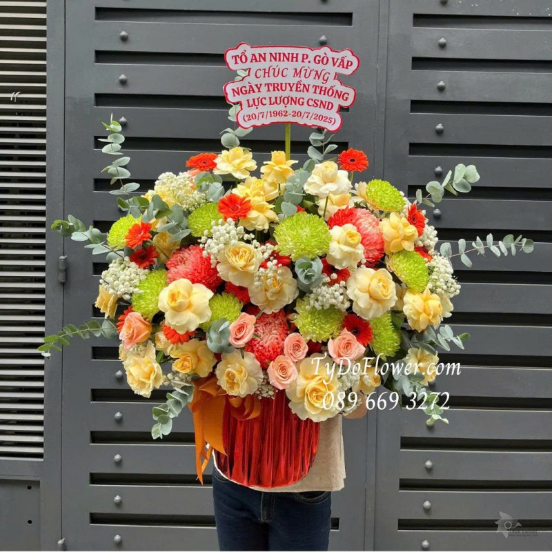 G0725538 GIỎ HOA CHÚC MỪNG NGÀY TRUYỀN THỐNG Thiết kế Hoa Hồng Vàng Victor, Cúc Xanh Cốm, Cúc Mẫu Đơn