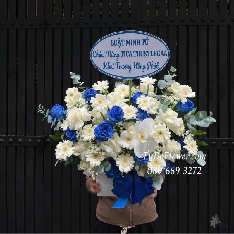 G0725540 GIỎ HOA CHÚC MỪNG KHAI TRƯƠNG HỒNG PHÁT Thiết kế gam màu trắng xanh dương