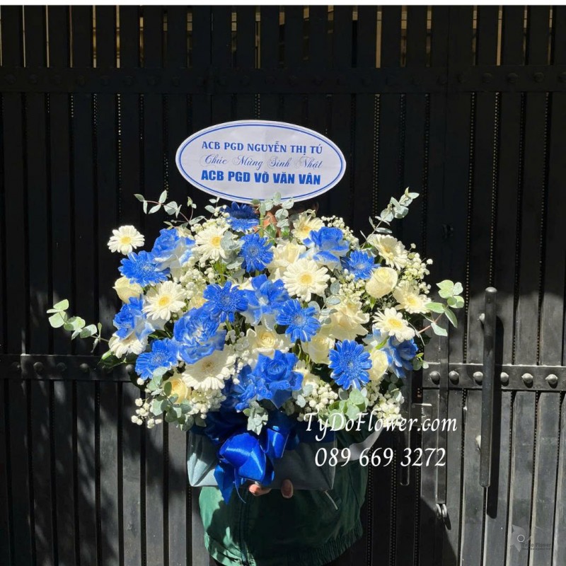 G0725541 GIỎ HOA CHÚC MỪNG KHAI TRƯƠNG HỒNG PHÁT Thiết kế gam màu trắng xanh dương