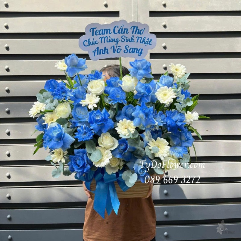 G0725542 GIỎ HOA CHÚC MỪNG SINH NHẬT Thiết kế gam màu trắng xanh dương